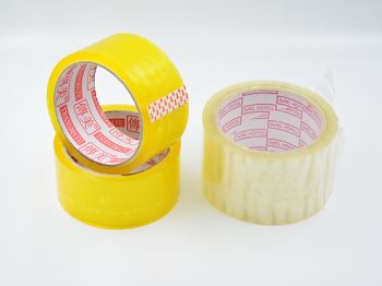 山東印字膠帶通過在普通膠帶上印刷文字或圖案，拓展了膠帶的功能性，其妙用主要體現(xiàn)在以下方面：